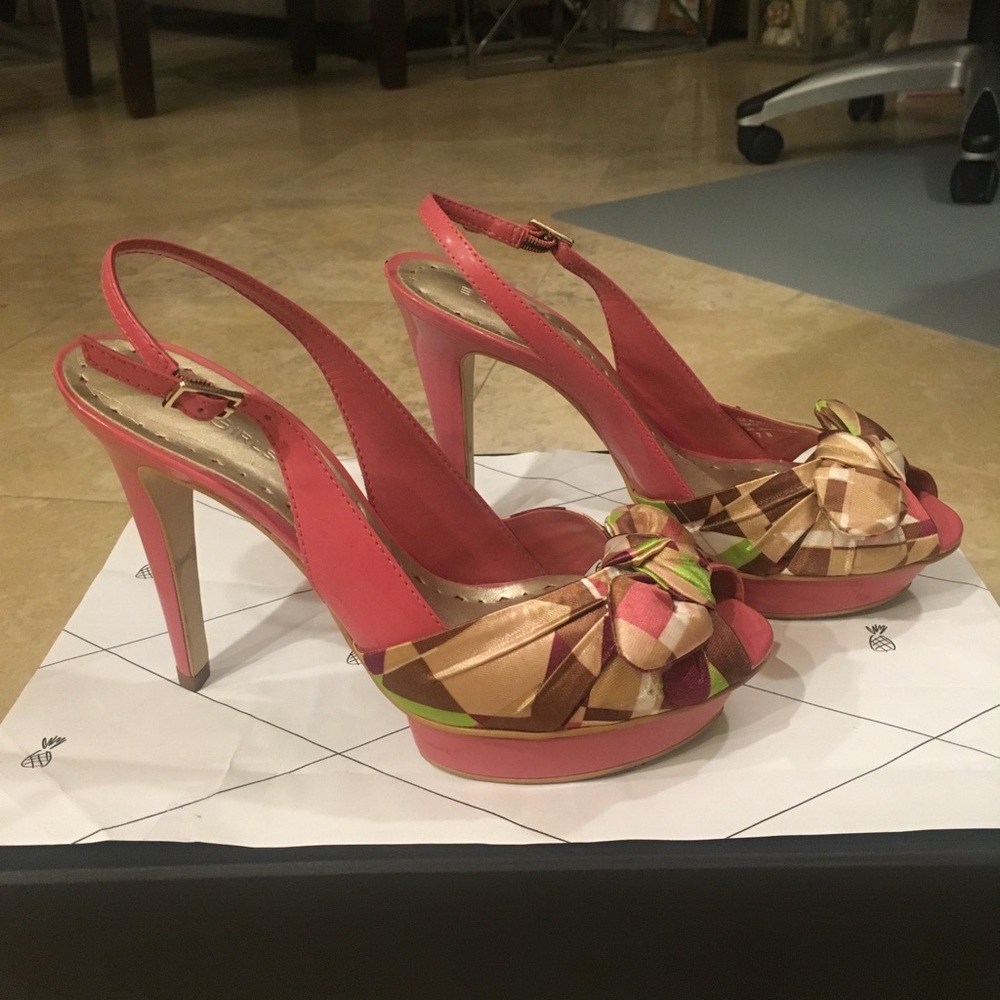 High heels with bow